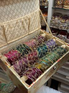Ensemble chic de chooris en verre cachemiri multicolores avec des bracelets traditionnels Ghungroo pour une mode ethnique festive et contemporaine - Product Image 5