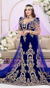 Robe de mariée Fergani longue en soie bleue brodée pour femme avec détails dorés et accessoire couronne - Product Image 3