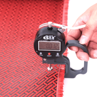 Tissu en fibre de carbone rouge 3K 240GSM à motif chaîne rectangulaire pour garnitures intérieures automobiles et panneaux composites décoratifs