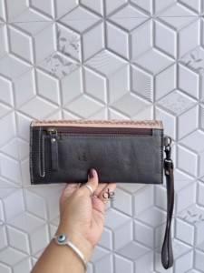 Cartera de Mano de Cuero con Grabado Artesanal de Diseño 2026, Elegante Cartera de Cuero Genuino Multiusos para Mujer, Estilo Occidental, para Uso Diario - Product Image 3