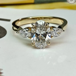 Anillo de Compromiso de Tres Piedras con Diamante Ovalado Cultivado en Laboratorio de 3.10 TCW en Oro de 14K, Certificado IGI, Joyería Nupcial de Lujo para Mujer - Product Image 2