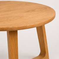 Table basse en chêne clair avec pieds sculptés, finition grain de bois naturel, design moderne pour salon, décoration intérieure, meubles, designs Navyani Arts