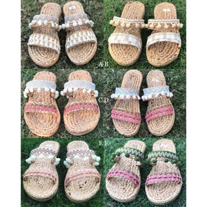 Export en gros de pantoufles et sandales de plage artisanales en jacinthe d'eau pour femmes, collection Resort Vietnam - Product Image 5