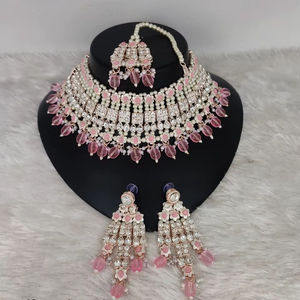 Parure de bijoux de mariée en laiton plaqué or avec zircon et Kundan, collier ras-du-cou, boucles d'oreilles pendantes, Tikka – Haute qualité pour fiançailles et anniversaire - Product Image 1