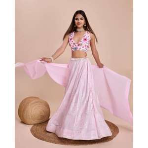 Mira directamente de un set de película de ensueño mientras te das la vuelta y caminas con este elegante traje con volantes. El perfecto tradicional. - Product Image 1