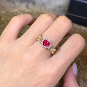 Bague de luxe en or jaune 18 carats avec rubis de Mozambique non chauffé taille cœur 1,04 ct, sertie de 41 diamants, bijoux fins - Product Image 2