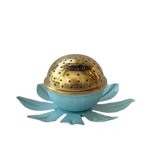Encensoir royal en laiton pour usage religieux avec couvercle en dôme perforé et base en pétales turquoise, style indien - Product Image 1