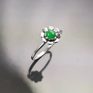 แหวนหยกเขียวธรรมชาติ เงินแท้ ดีไซน์ดอกไม้กลมเล็กๆ แหวนลายดอกไม้ธรรมชาติ เครื่องประดับสำหรับใช้ในชีวิตประจำวัน ของขวัญสำหรับผู้หญิง - Product Image 1