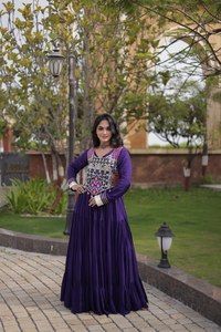 Robes magnifiques pour la Navratri, avec broderies de fils et de miroirs, et dentelle Codi. - Product Image 3