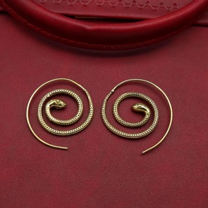 Boucles d'oreilles spirales en laiton plaqué or, thème animal, bijoux artisanaux en métal, forme irrégulière, technique de moulage - Product Image 2