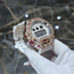 Reloj de Pulsera Digital de Cuarzo con Incrustaciones de Diamantes en Forma de Cruz, Correa Blanca y Bisel Dorado para Hombre - Product Image 3