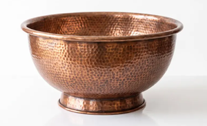 Bol rond décoratif en cuivre fait main avec pied en laiton cuivré antique, haute qualité pour la décoration intérieure et les hôtels. - Product Image 2