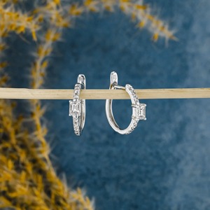 Pendiente de aro tipo huggie individual de oro de 18k con diamantes y piedras mixtas de corte baguette, esmeralda, redondo y marquesa, joyería fina minimalista - Product Image 4