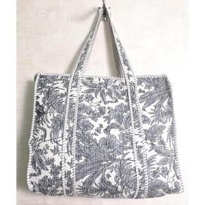 Bolso Tote Acolchado Floral de Algodón Indio Hecho a Mano, Bolso de Hombro para Mujer, Bolso de Compras Estilo Boho - Product Image 1