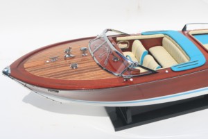 เรือเร็วไม้ทำมือรุ่น SUPER RIVA LAMBOR.GHINI LUXURY EDITION จากอิตาลี ขัดเงา ทาสี พร้อมตั้งโชว์ สำหรับธุรกิจหรูหรา - Product Image 5