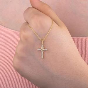 Colgante de Cruz con Diamante Moissanita Brillante Redondo Chapado en Oro, Plata 925, Diseño Religioso Único, Joyería Fina - Product Image 4