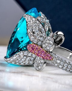Bague de fiançailles pour femme en acier inoxydable plaqué platine, sertie d'un moissanite ovale bleu, motif floral ethnique incrusté et monture griffe - Product Image 4