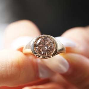 Anillo de Diamante Cultivado en Laboratorio de 2.5ct, Corte Redondo, Color Marrón Fantasía, Engaste de Bisel, Mocha Mousse Solitaire, Joyería de Diamantes de Color Fantasía al por Mayor - Product Image 5