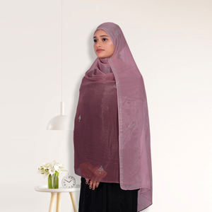 Voile islamique en mousseline transparente avec accents de cristaux étincelants, léger, coupe-vent, élégant, modeste, uni, pour la prière et le quotidien - Product Image 3