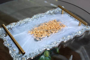Plateau en résine blanche perlée fait main : Bord en verre avec paillettes dorées effet géode - Product Image 3