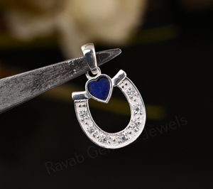 Pendentif unisexe en argent 925 avec serti en forme de cœur de 5 mm en lapis-lazuli, design fer à cheval, pavé de zirconiums cubiques, best-seller. - Product Image 3