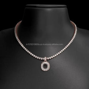 Pendentif rond exclusif avec pierres de diamant de laboratoire de qualité supérieure et un look tendance - Product Image 1