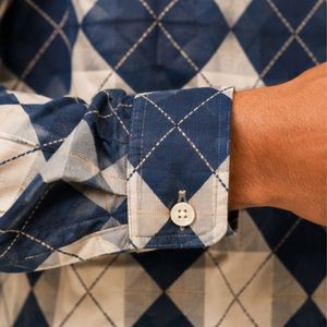 Chemise à manches longues pour homme en coton bleu marine et beige à motif losanges, décontractée, boutonnée, vente en gros personnalisée, vêtements de mode - Product Image 4