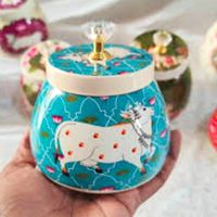 Nouveautés pour les mariages en Inde : magnifique boîte matka, cadeau de remerciement pour les invités.