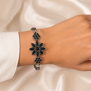 Bracelet à breloques fleuris vintage, serti de cristaux noirs, plaqué argent antique, bijoux pour femmes, cadeau - Product Image 2