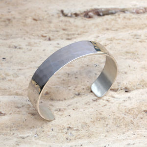 Brazalete de Latón Martillado Hecho a Mano para Hombre y Mujer - Brazalete Metálico Minimalista Ajustable - Joyería Boho Rústica Dorada para Regalo - Product Image 2