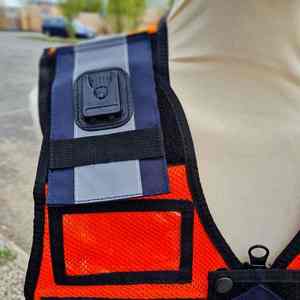 เสื้อกั๊กสะท้อนแสงแบบ OEM ความปลอดภัยสูง ซิปด้านหน้า กระเป๋าอเนกประสงค์ สำหรับการใช้งานทางยุทธวิธีด้านความปลอดภัย พร้อมโลโก้แบบตาข่าย - Product Image 4