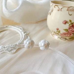 Petites boucles d'oreilles de luxe en fleurs de camélia blanches fraîches, bijoux en perles d'eau douce naturelles - Product Image 3