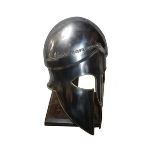 手工制作的中世纪金属骑士头盔，带黄铜口音，用于家庭办公桌子装饰
