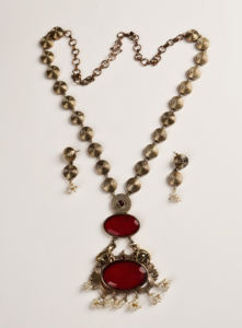 Parure Collier Long Pendentif et Boucles d'Oreilles en Laiton Plaqué Or Oxydé Antique avec Motif Amoureux et Pierre Rouge Bohème pour Femme, Cadeau de Mariage - Product Image 5