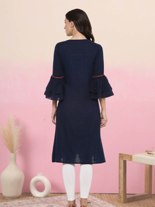 Kurta en coton bleu uni pour femme, coupe trapèze, avec manches cloche et col rond, conçu pour un usage quotidien décontracté et ethnique. - Product Image 4