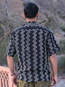 Chemise en coton pour homme, imprimée à la main en noir et blanc, imprimé Dabu du Rajasthan, chemise décontractée à manches courtes pour l'été - Product Image 2