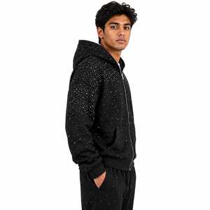 Conjunto de sudadera con capucha y pantalones deportivos de lujo para hombre, con cremallera y pedrería negra, estilo streetwear. - Product Image 1