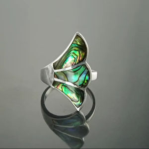 Anillo de Concha de Paua con Plata de Ley, Piedra Ondulada, Pluma de Abulón Plana, Joyería Única Azul Verde Arcoíris - Product Image 1