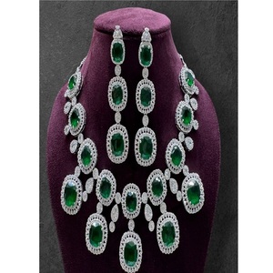 Ensemble collier et boucles d'oreilles en laiton plaqué argent avec zircon vert taille émeraude pour femme, bijoux classiques pour mariage et fête - Product Image 1