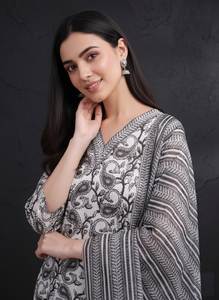 Conjunto de Kurti y Pantalón Recto de Algodón Gris para Vestimenta Festiva con Dupatta con Estampado Digital para Mayoristas y Minoristas - Product Image 4