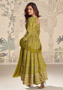 Traje Anarkali Chinon de Dhwaja Export Mehendi, Preconfeccionado, con Bordado y Trabajo de Codificación - Product Image 2
