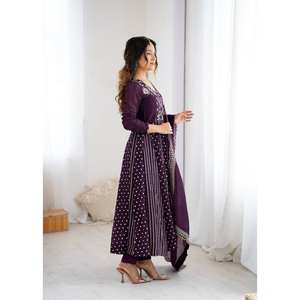 Magnifique robe Anarkali en rayonne violette JC XL avec broderie et travail de sequins pour les mariages - Product Image 4