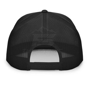 Gorra Trucker de Malla Bordada Personalizada de Alta Calidad con Tela Premium Unisex para Aventuras Casuales y Comodidad Durante Todo el Día - Product Image 2