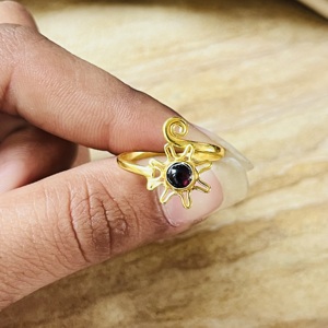Nouvelles bagues en grenat au design optimal, bagues bohèmes en laiton pour femmes, plaquées or 18 carats, bijoux soleil céleste, design vague délicate, vente en gros/OEM/ODM - Product Image 3