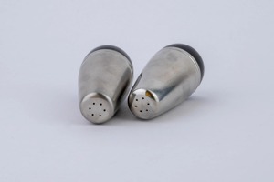 Salière et poivrière en métal argenté, accessoire élégant pour table à manger, parfait pour la maison et les restaurants, vente en gros depuis l'Inde - Product Image 2