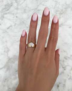 Anillo de Compromiso Personalizado con Diamante Cultivado en Laboratorio de Corte Trillón de 1.31 Quilates, Oro Sólido de 14K, Banda Ancha Tipo Cigarro, Anillo Solitario Minimalista - Product Image 4