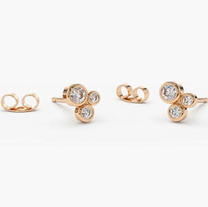 Pendientes de tuerca de oro de 14K/18K con diamantes creados en laboratorio, diseño de trío de diamantes graduados con engaste de bisel, pequeños pendientes de racimo para uso diario - Product Image 5