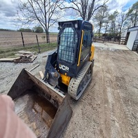Chargeuse compacte JCB 2TS-7T robuste, dotée d'un design compact, d'un moteur puissant et d'une efficacité exceptionnelle, idéale pour les travaux exigeants
