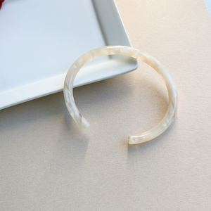 Bracelet en résine fait main, forme de bracelet, vert clair avec des taches dorées, bijoux de collection, thème Feng Shui, fête AZ ENTERPRISES - Product Image 6