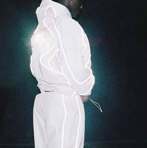 ชุดแจ็คเก็ตและกางเกงแทรคสูทแบบมีซิป น้ำหนักเบา สะท้อนแสง  แบบยูนิเซ็กซ์ สำหรับผู้หญิง ขายส่ง ชุดไนลอนกันน้ำแบบสั่งทำ - Product Image 2